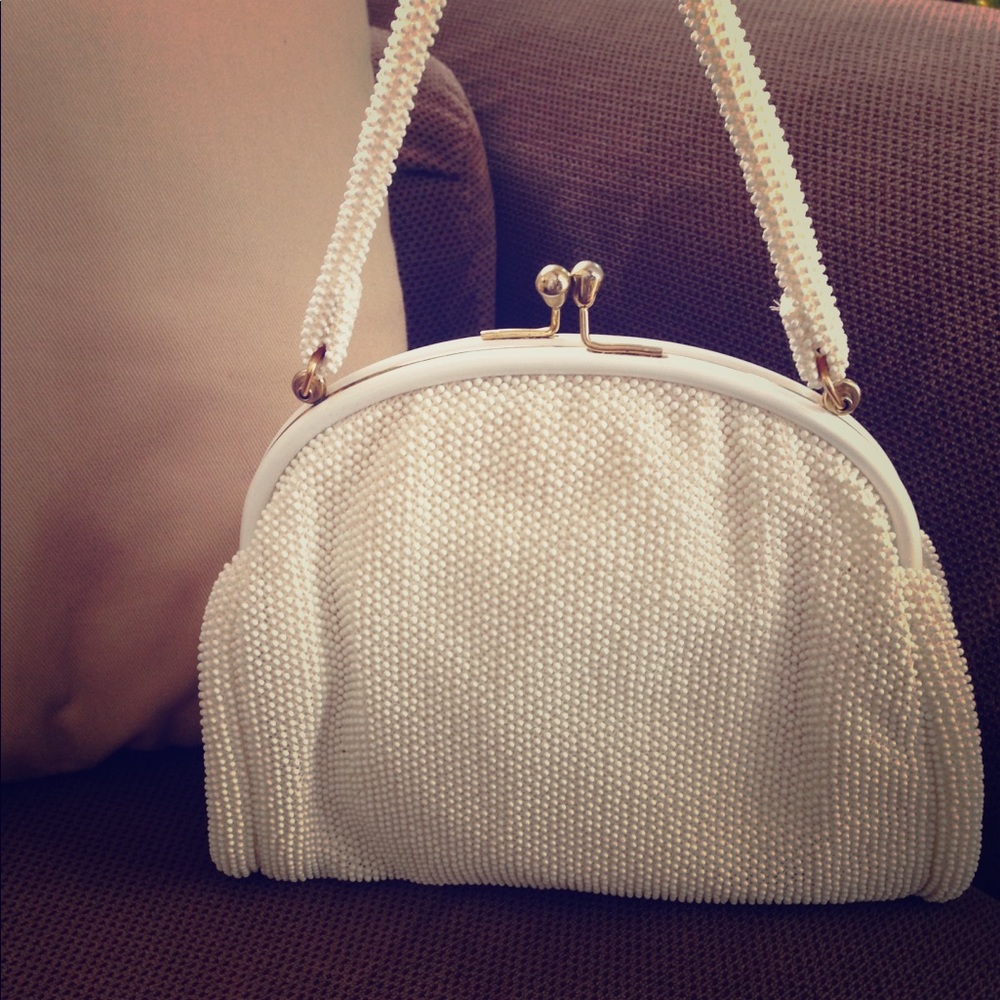 ✨Lumured Petite Bead white hand bag✨